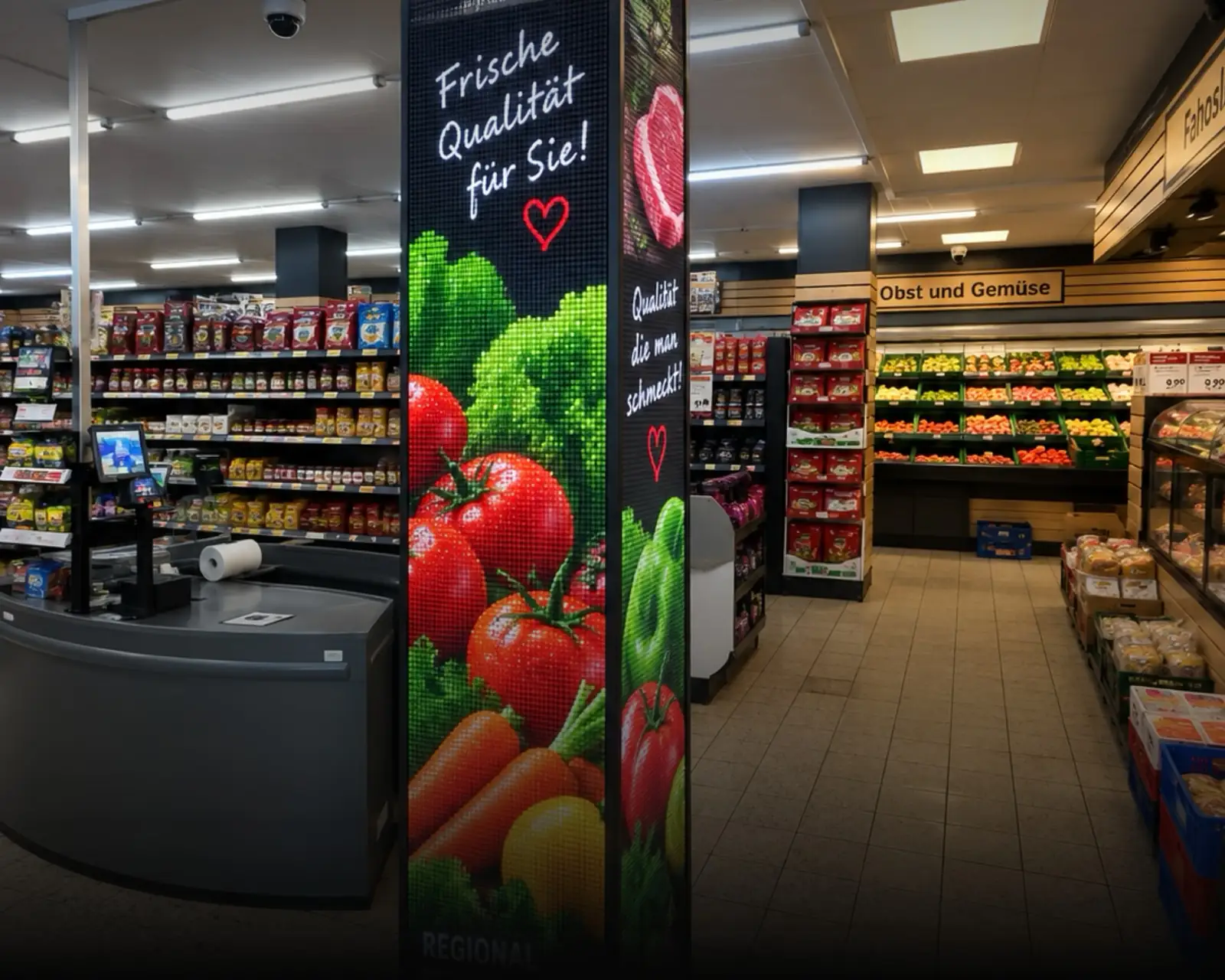 Visualisierung: Digital Signage im Supermarkt, eine LED-Säule mit Obst- und Gemüsemotiven direkt neben der Kasse