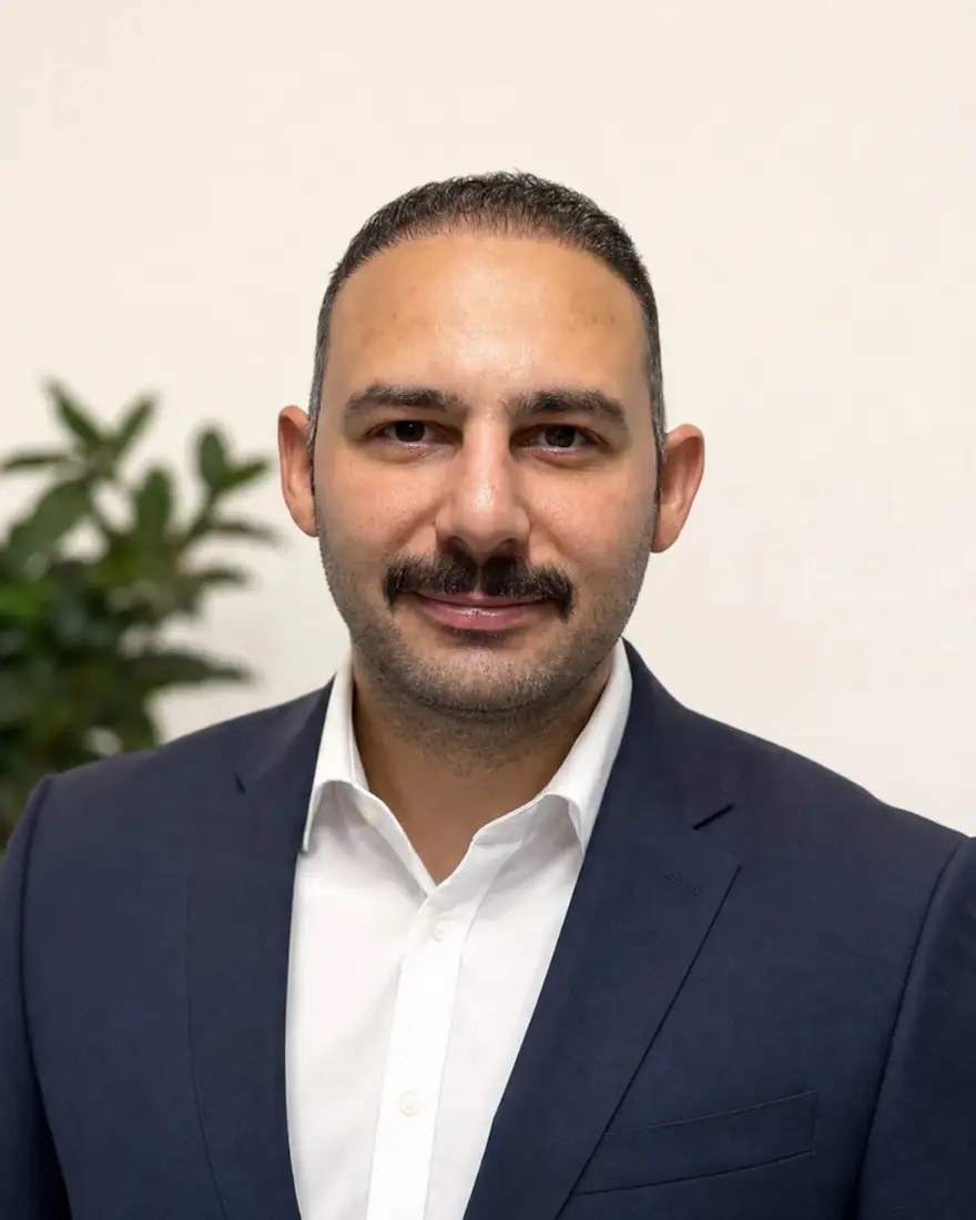 Porträt von Nadir Sahin im dunkelblauen Anzug, Geschäftsführer von Echtbild Media für Vertrieb und Operations
